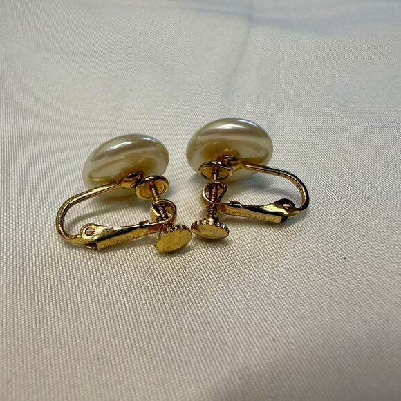 Vintage Marvella Gold Tone Faux Pearl Screw Back Earrings Pat. 3176475 USA - Picture 3 of 7